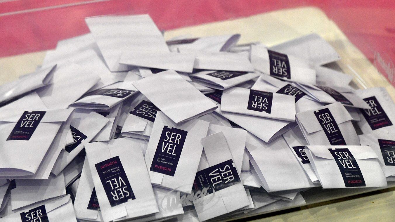 25 Octubre 2020 / VALDIVIAEn la Escuela España uno de los locales de votación se realizo el conteo de los vocales de mesas en la cuidad , dutante el plebiscito 2020 para una nueva constitucion que se realiza en el pais . FOTO. MIGUEL ANGEL BUSTOS / AGENCIA UNO