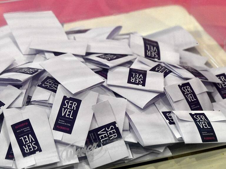 25 Octubre 2020 / VALDIVIAEn la Escuela España uno de los locales de votación se realizo el conteo de los vocales de mesas en la cuidad , dutante el plebiscito 2020 para una nueva constitucion que se realiza en el pais . FOTO. MIGUEL ANGEL BUSTOS / AGENCIA UNO