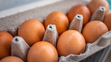 Nunca en la puerta del refrigerador: esta es la mejor forma de guardar los huevos, según expertos