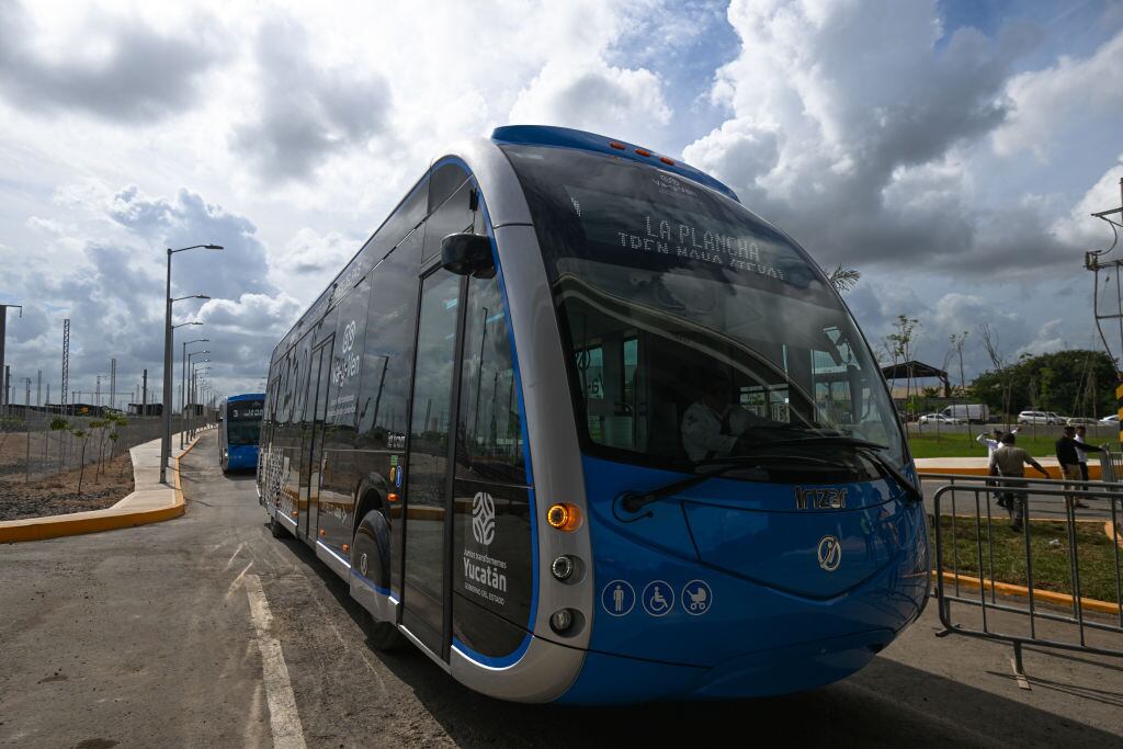 Buses eléctricos trasladan a la comitiva y al presidente Andrés López Obrador para la inauguración del Tren Maya, que en su primer tramo une Campeche con Cancún.