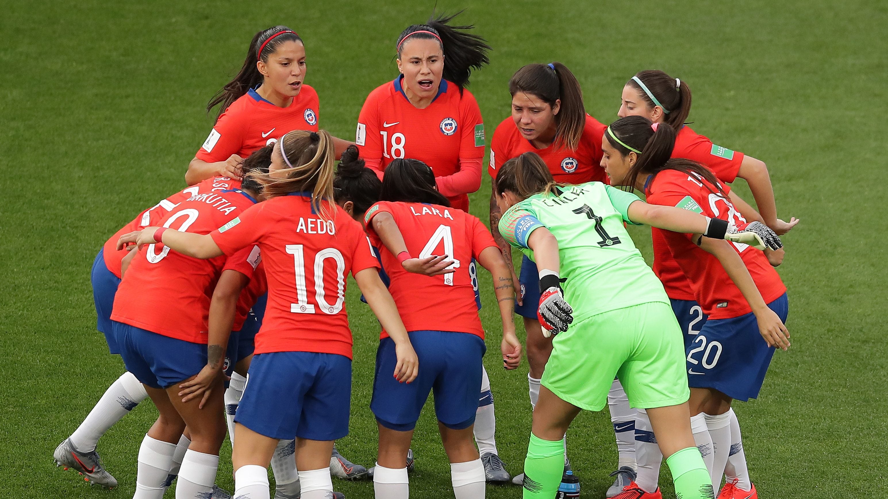 RENNES, FRANCE - JUNE 20: Players of Chile huddle on the pitch prior to the 2019 FIFA Women's World Cup France group F match between Thailand and Chile at Roazhon Park on June 20, 2019 in Rennes, France. (Photo by Richard Heathcote/Getty Images)