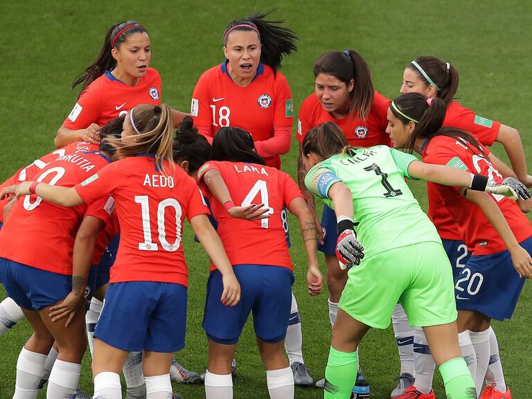 RENNES, FRANCE - JUNE 20: Players of Chile huddle on the pitch prior to the 2019 FIFA Women's World Cup France group F match between Thailand and Chile at Roazhon Park on June 20, 2019 in Rennes, France. (Photo by Richard Heathcote/Getty Images)