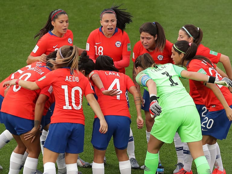 RENNES, FRANCE - JUNE 20: Players of Chile huddle on the pitch prior to the 2019 FIFA Women&#039;s World Cup France group F match between Thailand and Chile at Roazhon Park on June 20, 2019 in Rennes, France. (Photo by Richard Heathcote/Getty Images)