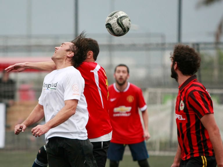 Especialista sobre el regreso de las «pichangas» y ligas de fútbol: «Las personas deben llegar listas desde la casa directamente a jugar»