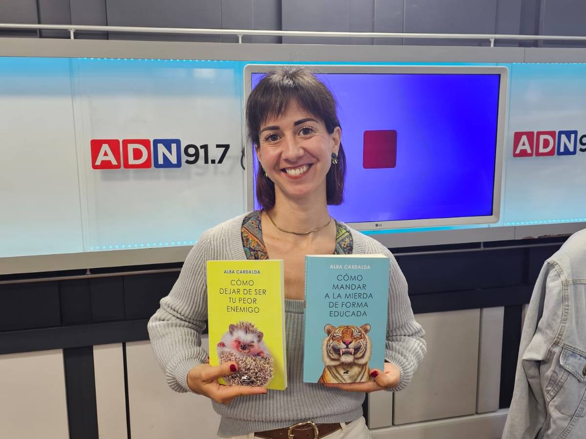 “Cómo mandar a la mierda de forma educada”: así es el libro de la psicóloga y neurocientífica, Alba Cardalda, para aprender a decir “no gracias”