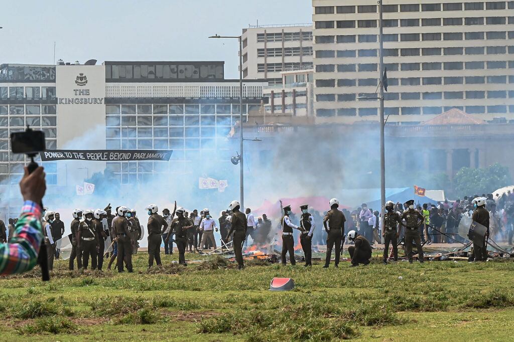 Policía militar reprime una protesta frente a la sede presidencial en Colombo