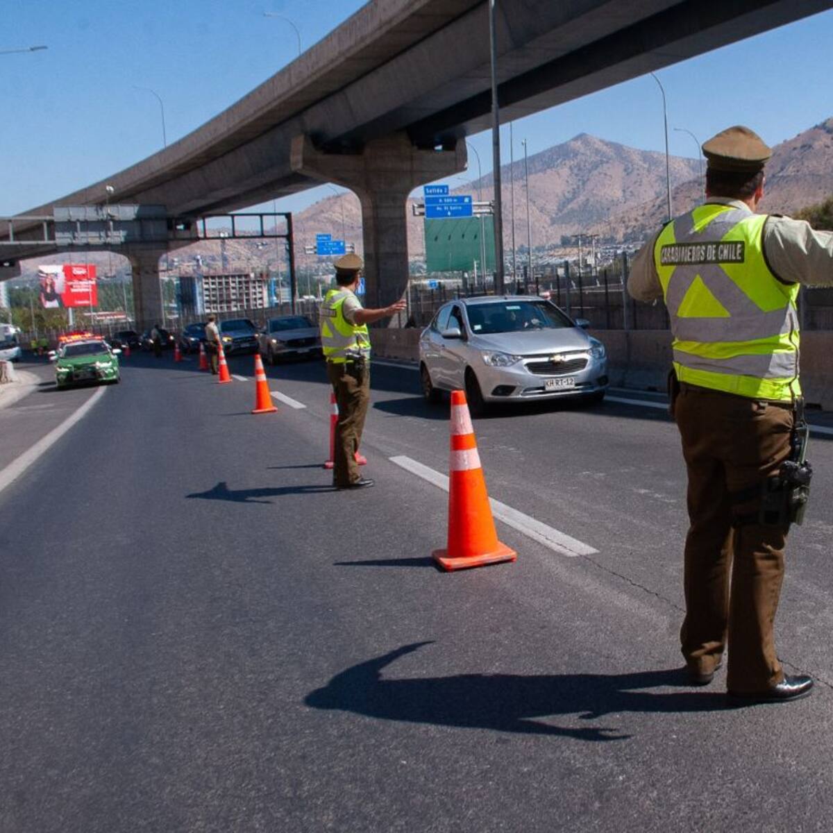 Tres menores de edad son detenidos tras persecución en Huechuraba: cometían delitos en auto robado