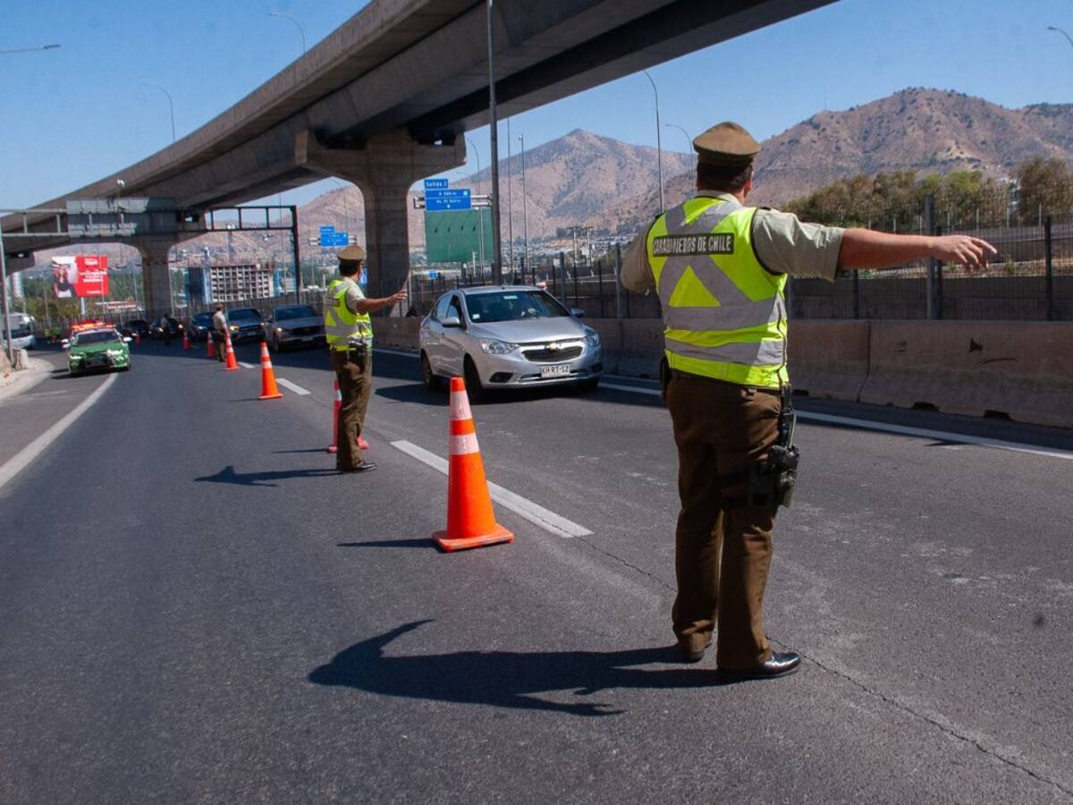 Tres menores de edad son detenidos tras persecución en Huechuraba: cometían delitos en auto robado