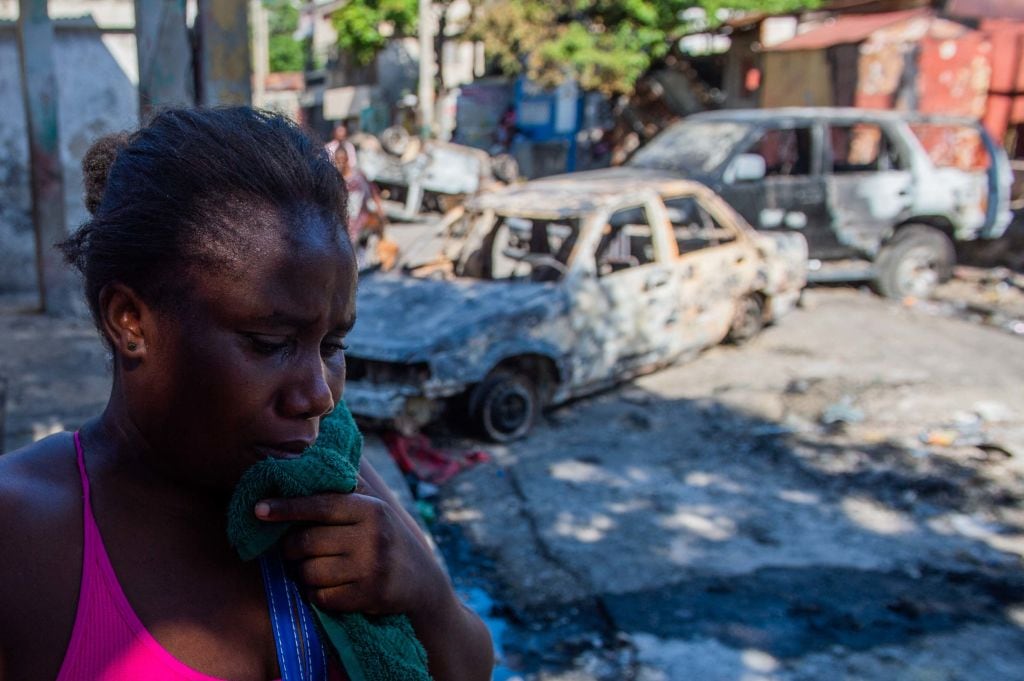 Una mujer llora el asesinato de su esposo en la zona de Cité Soleil de la capital de Haití, en medio de una masacre cometida por una banda criminal por el vudú