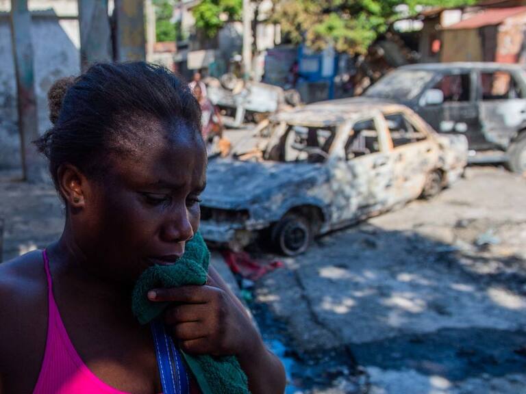 Una mujer llora el asesinato de su esposo en la zona de Cité Soleil de la capital de Haití, en medio de una masacre cometida por una banda criminal por el vudú