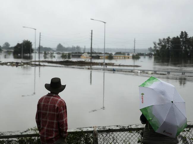 Habitantes de Sídney observan el desborde del río Hawkesbury