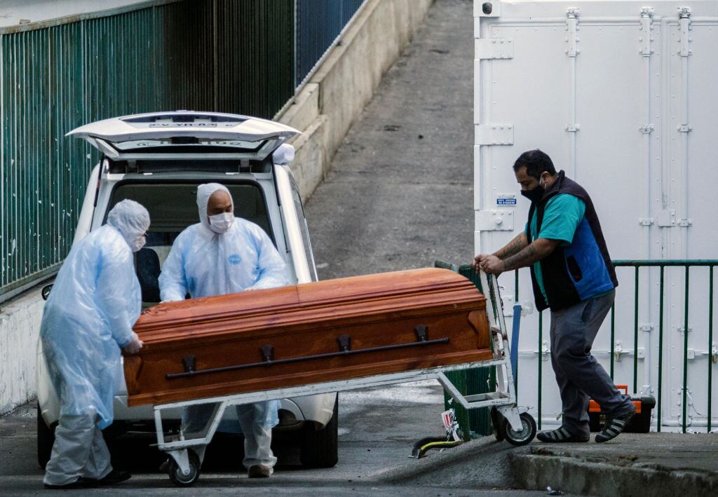 Víctima del Covid-19 es llevada desde el Hospital de Valparaíso