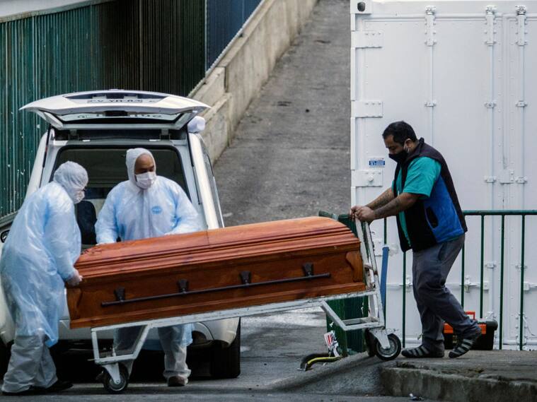 Víctima del Covid-19 es llevada desde el Hospital de Valparaíso