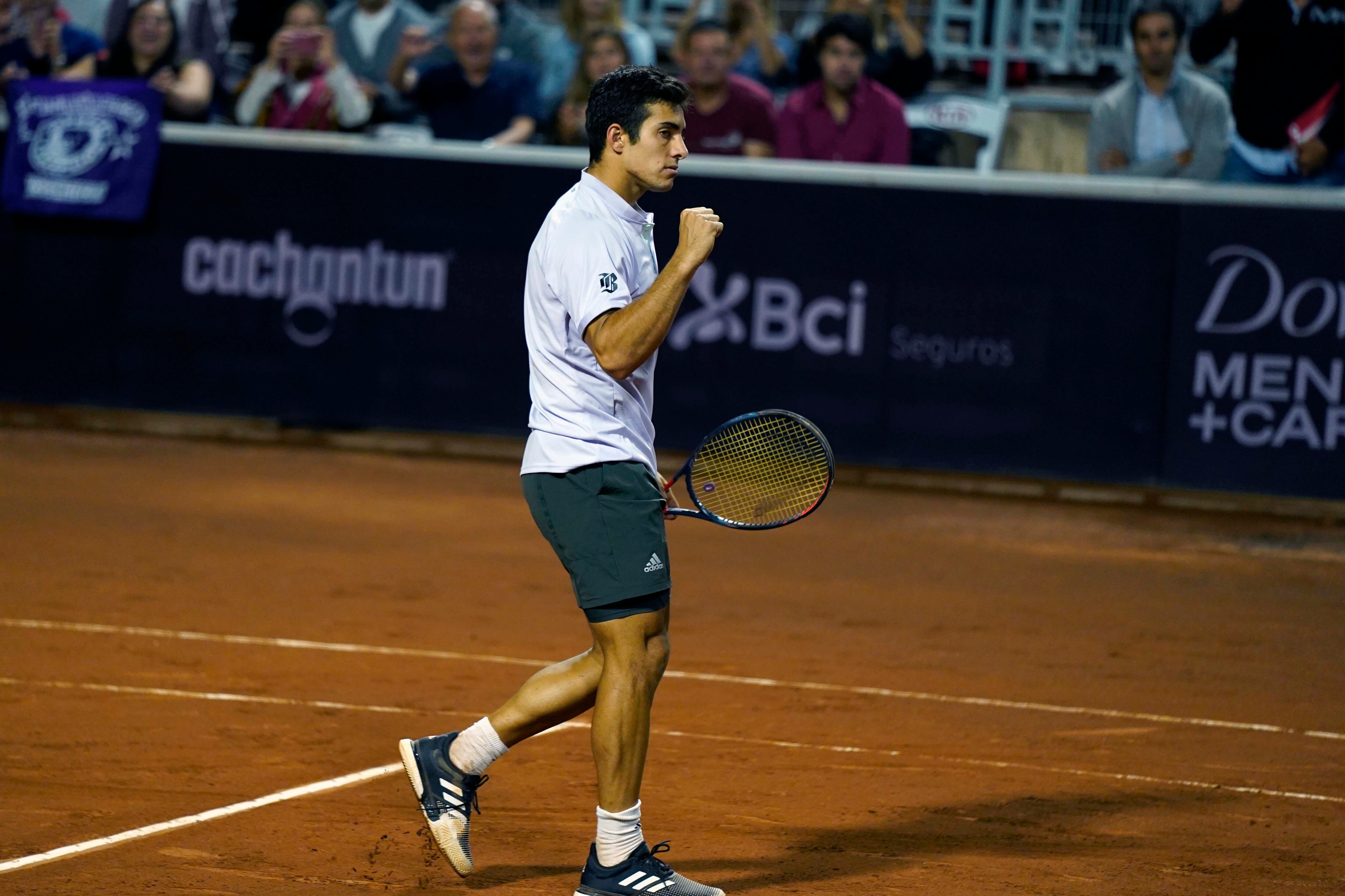 27 de Febrero 2020/ SANTIAGO
El tenista Alejandro Davidovich (ESP) celebra su triunfo , tras ganar el partido de cuartos de final contra el jugador Cristian Garin (CH), valido por la ATP 250 Santiago, realizado en las canchas de tenis del Club Universidad Católica en San Carlos de Apoquindo, ubicada en la Comuna de Las Condes
FOTO: Jose Francisco Zuñiga /AGENCIAUNO
