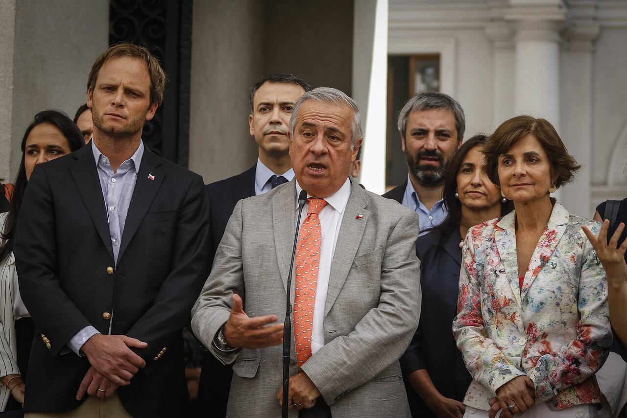 Al centro, el ministro de Salud Jaime Mañalich
