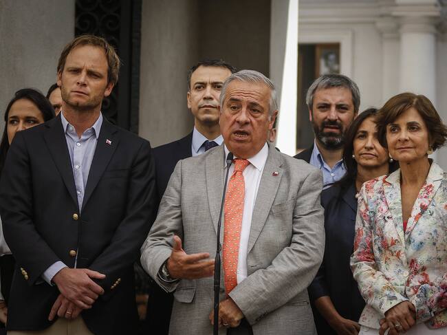 Al centro, el ministro de Salud Jaime Mañalich