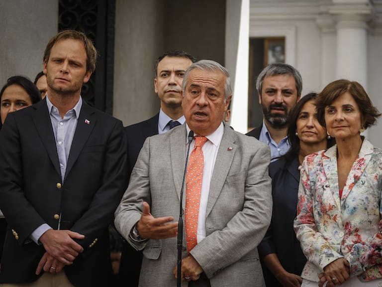 Al centro, el ministro de Salud Jaime Mañalich