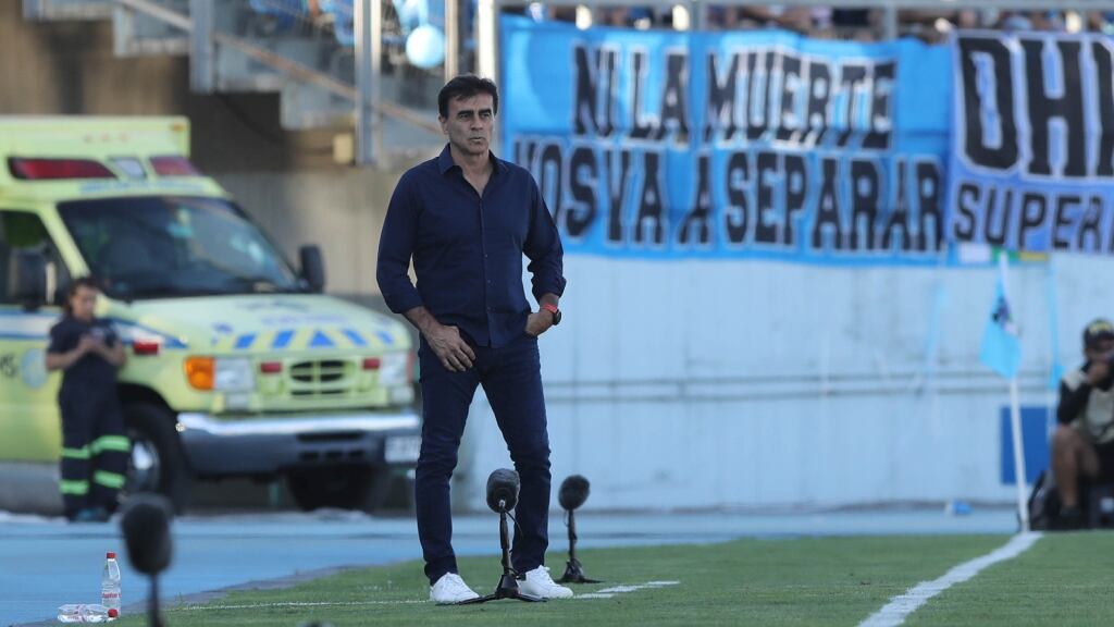 Gustavo Quinteros, autocrítico tras la goleada sufrida ante O'Higgins: "Nos golpea mucho, dimos un paso atrás"