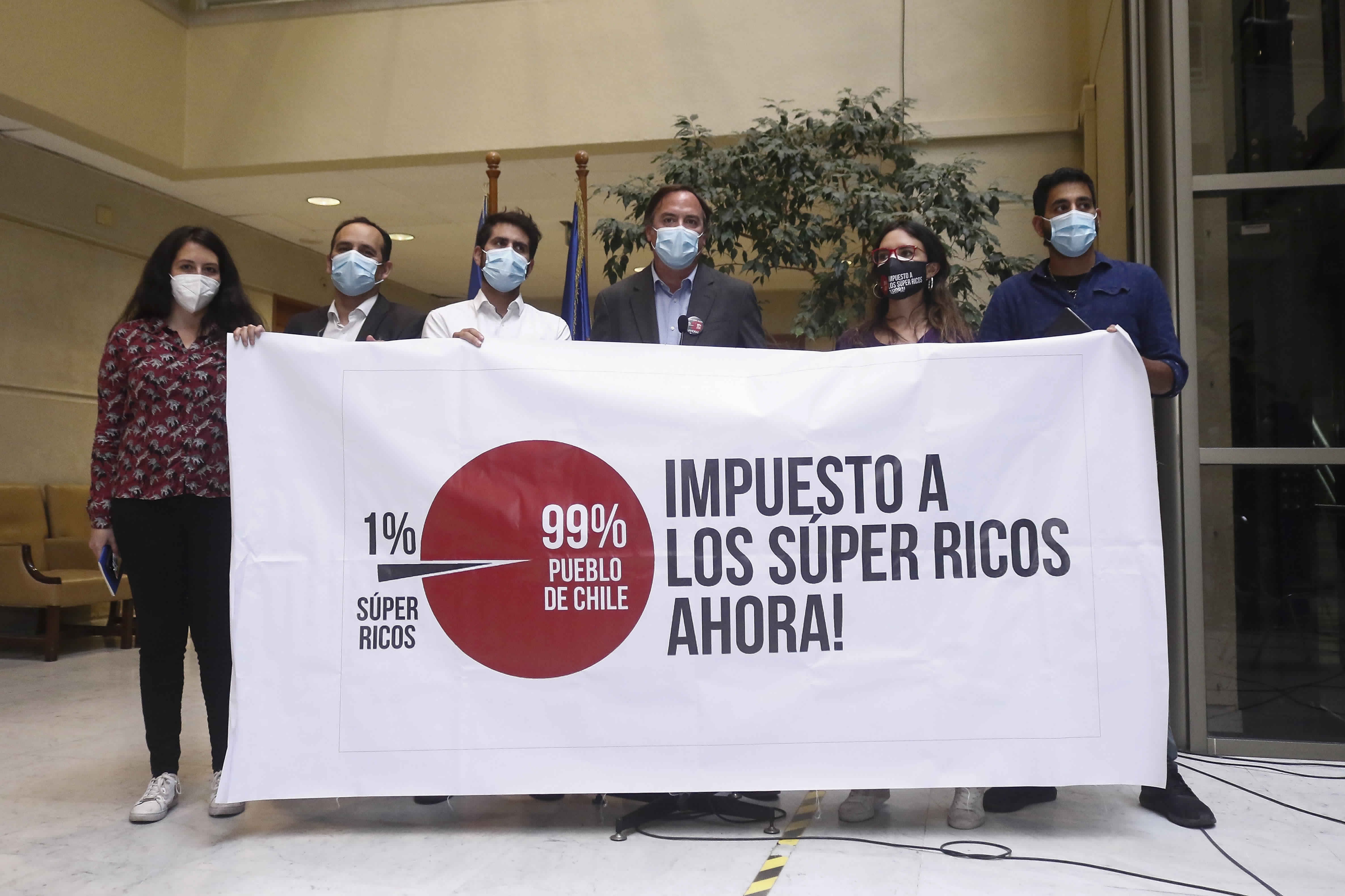 Diputados de oposición con cartel que exige impuesto a los «súper ricos». Foto: Agencia Uno