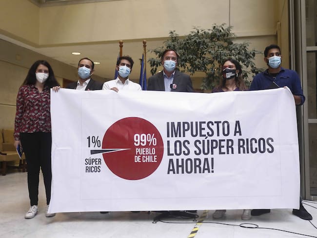 Diputados de oposición con cartel que exige impuesto a los «súper ricos». Foto: Agencia Uno