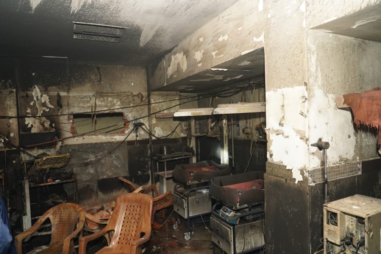 Imagen de la destrucción que causo el incendio en un hospital de la India