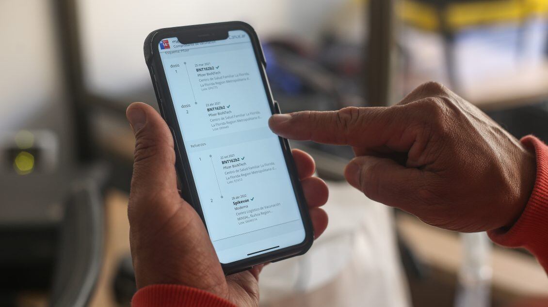10 de Mayo de 2022/ SANTIAGOPase de movilidad quedaría inhabilitado para aquellos que no han sido inoculados con la 2 dosis de refuerzo o 4ta dosis contra el Covid-19
FOTO: DIEGO MARTIN/AGENCIAUNO