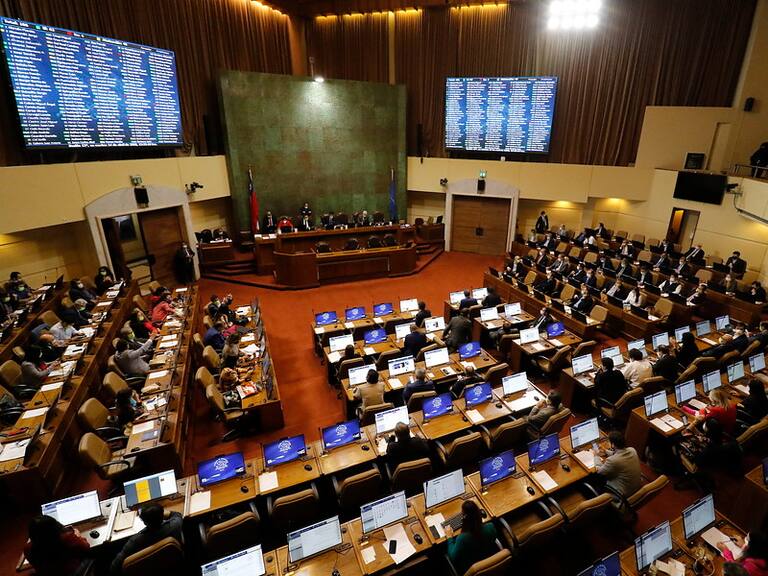 Grupo de parlamentarios presentó un proyecto de ley que congela los cobro de aranceles y derechos de matrículas en la educación superior