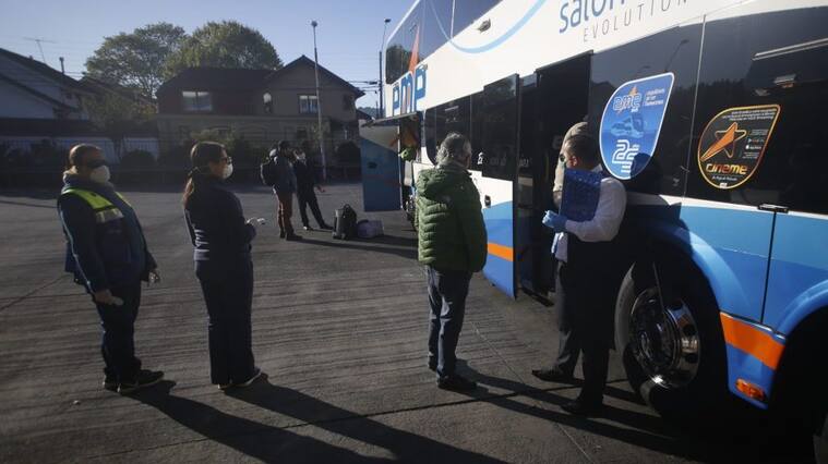 1 de Abril del 2020/CONCEPCIONEn horas de esta maana personal de Salud fiscaliza la temperatura de personas que se trasladaran a sus respectivos destinos en el terminal de buses Collao de Concepcin, donde se encuentra funcionando con poco flujo se usuarios durante el estado de prevencin por la pandemia Covid-19 en todo el pas. FOTO:VICTOR PEREZ/AGENCIAUNO.