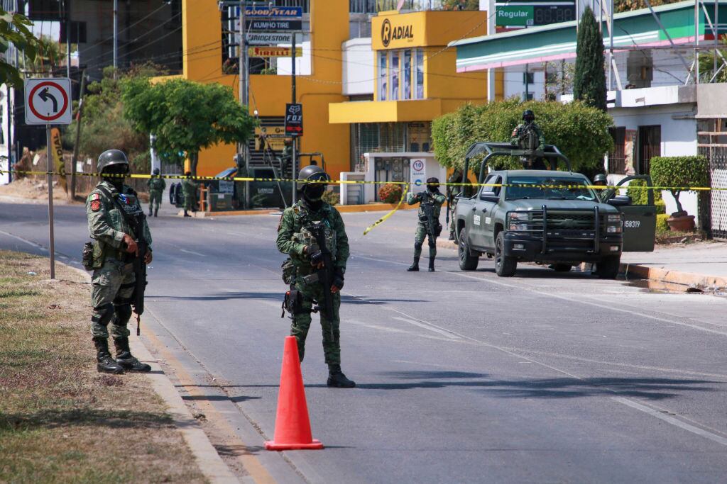 Un grupo de militares de México resguardan la zona donde se vivió un secuestro masivo en la ciudad de Culiacán del estado de Sinaloa.