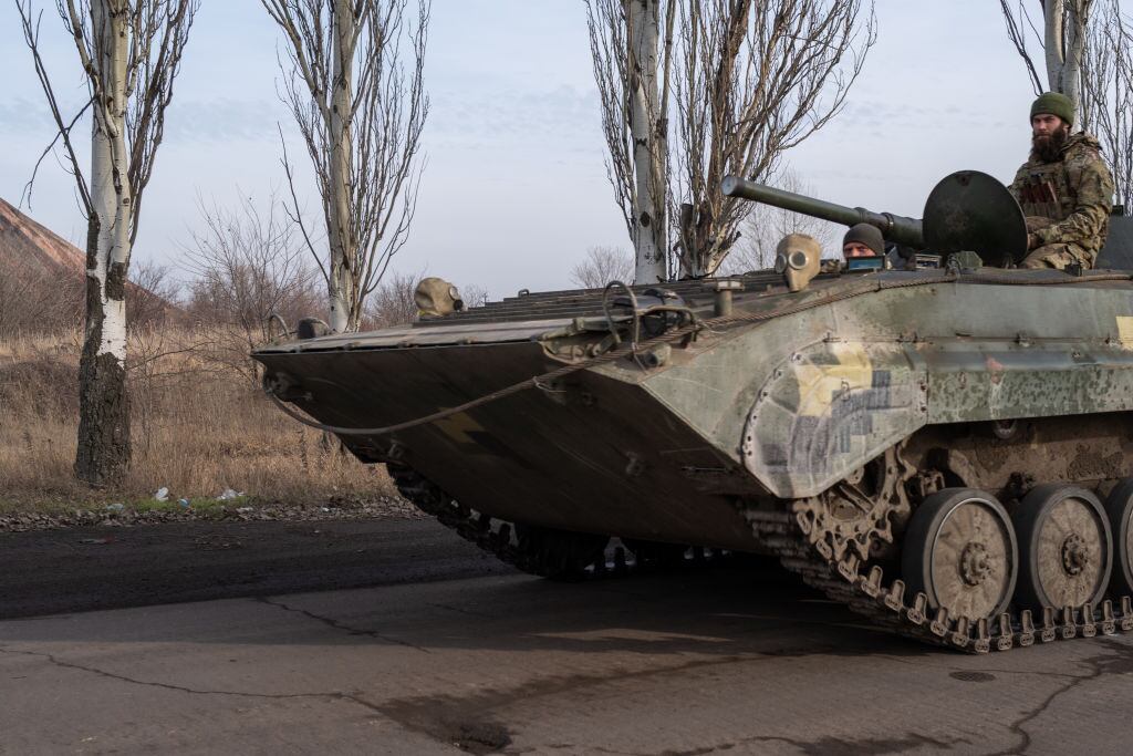 Un tanque de las fuerzas de Ucrania avanza cerca de la ciudad de Toretsk