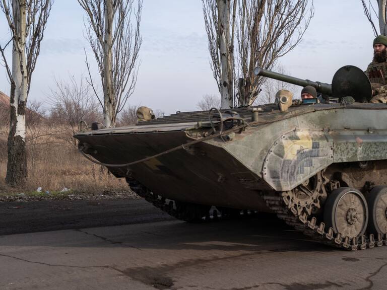 Un tanque de las fuerzas de Ucrania avanza cerca de la ciudad de Toretsk
