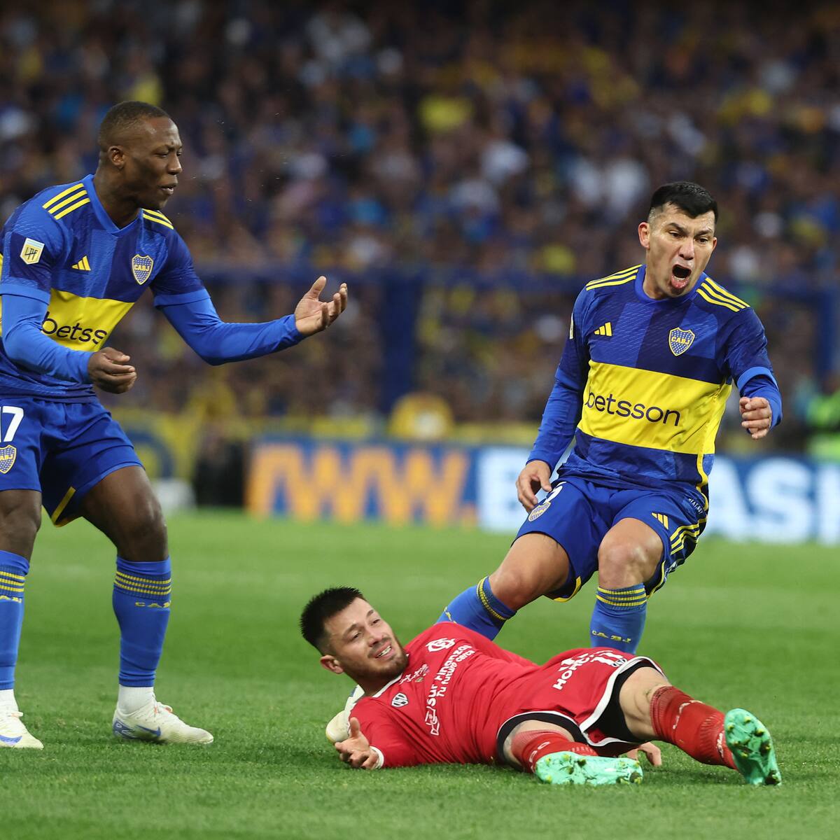 Gary Medel se salvó de una roja en empate de Boca Juniors: el DT habló sobre el chileno tras el partido