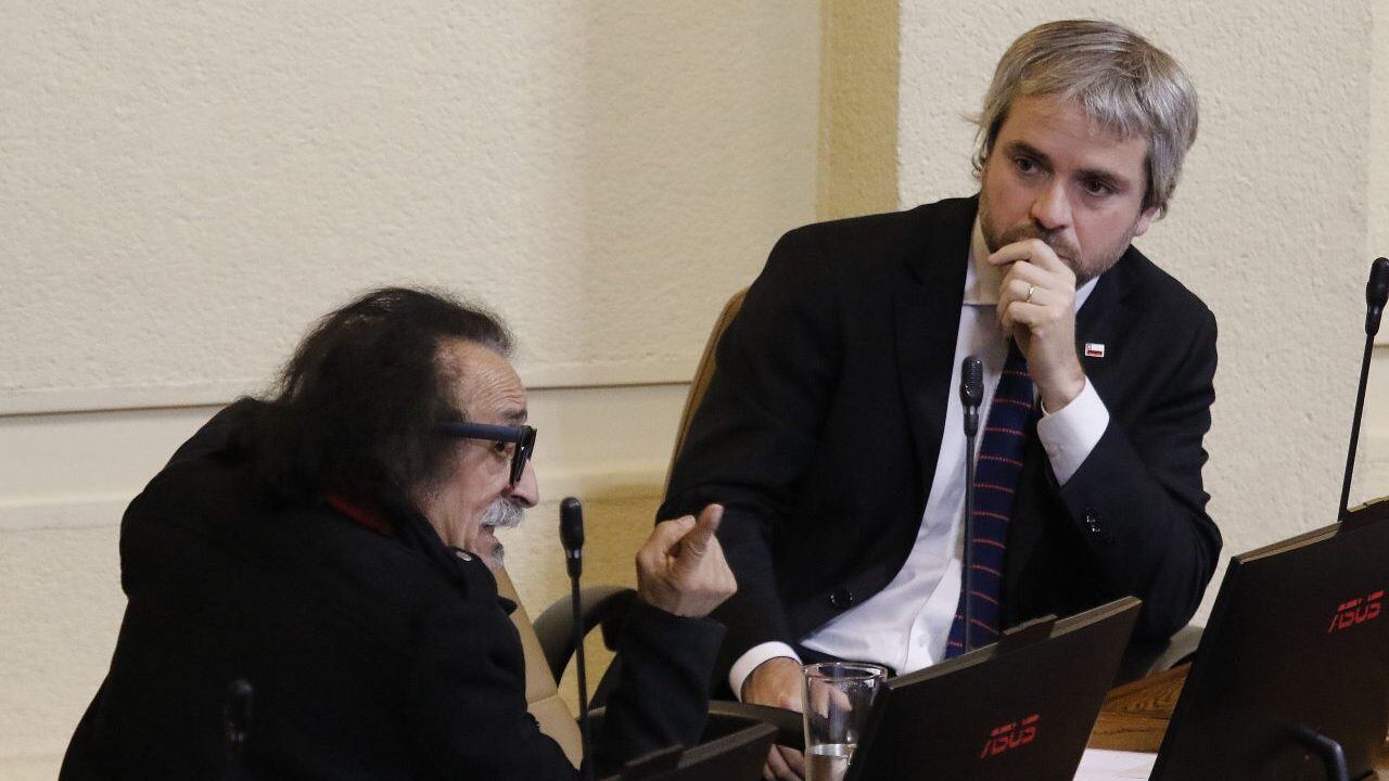 01 DE OCTUBRE DE 2019/VALPARAISOEl diputado Florcita Alarcon (i) conversa con el ministro Gonzalo Blumel (d), durante la sesion de la Camara de Diputados, en donde se discute la Cuestion Previa de la Acusacion Constitucional en contra de la ministra de Educacion.
FOTO: LEONARDO RUBILAR CHANDIA/AGENCIAUNO