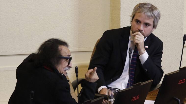 01 DE OCTUBRE DE 2019/VALPARAISOEl diputado Florcita Alarcon (i) conversa con el ministro Gonzalo Blumel (d), durante la sesion de la Camara de Diputados, en donde se discute la Cuestion Previa de la Acusacion Constitucional en contra de la ministra de Educacion.
FOTO: LEONARDO RUBILAR CHANDIA/AGENCIAUNO