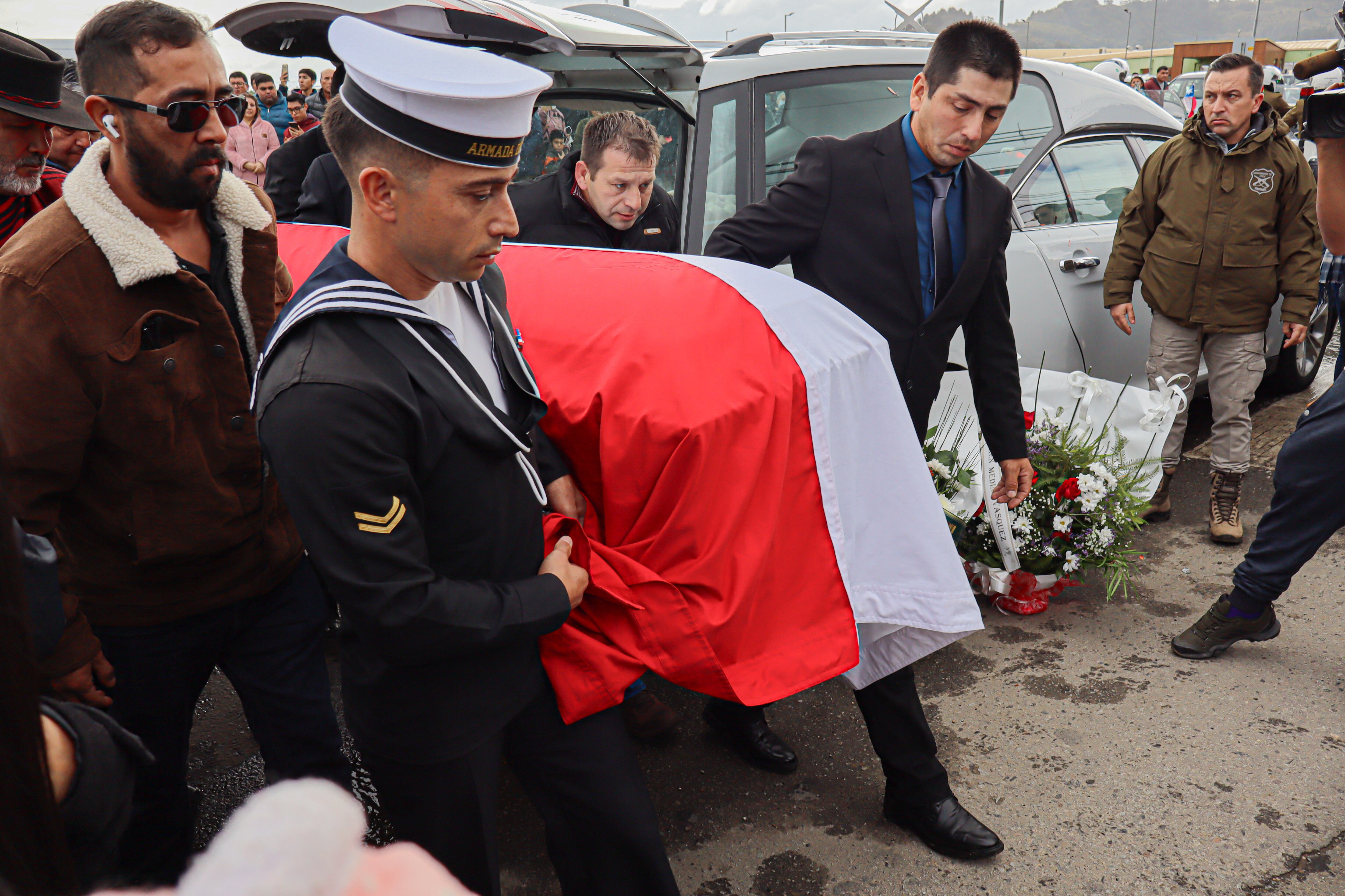 Agencia Uno | Imagen de archivo de Luis Arévalo, hermano del carabinero fallecido Sergio Arévalo, durante su funeral