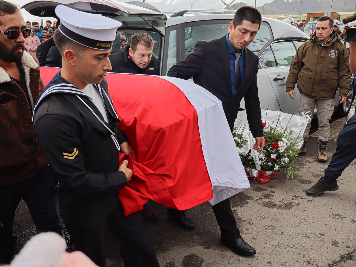 Armada no sancionará a marino que emplazó a Presidente Boric durante funeral de carabinero fallecido en Cañete