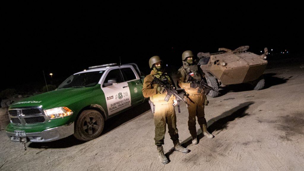 27 DE SEPTIEMBRE DE 2021 / COLCHANE
Carabineros realizan controles de noche encontrando constantemente gruos de migrantes que entraron por pasos no habilitados en la frontera con Bolivia.
FOTO: LUCAS AGUAYO /AGENCIAUNO