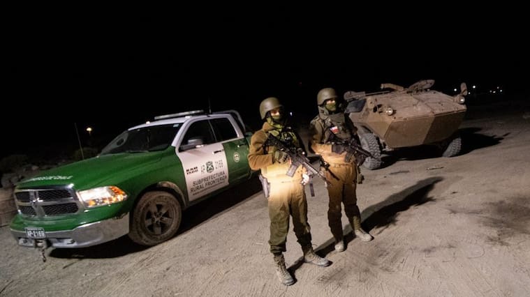 27 DE SEPTIEMBRE DE 2021 / COLCHANE
Carabineros realizan controles de noche encontrando constantemente gruos de migrantes que entraron por pasos no habilitados en la frontera con Bolivia.
FOTO: LUCAS AGUAYO /AGENCIAUNO
