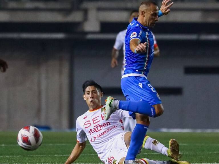 Unión Española resistió con un hombre menos ante Audax en accidentado partido y se llevó un valioso empate desde La Florida