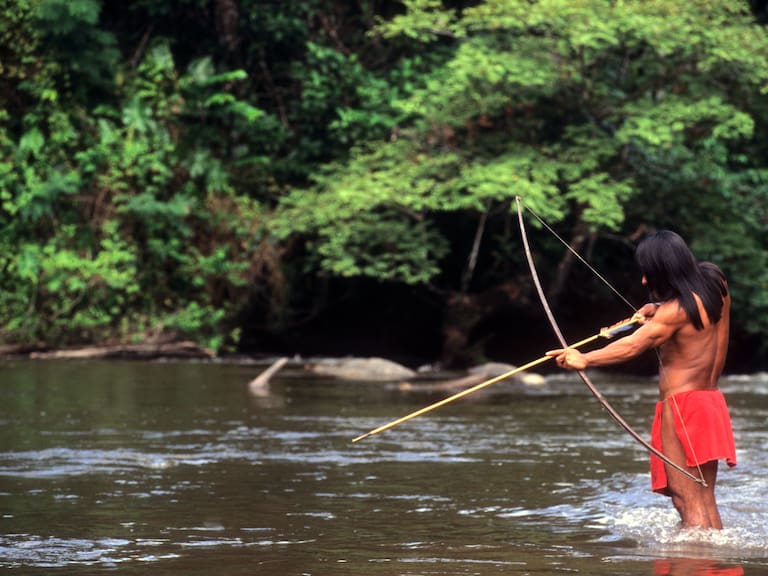 Conmoción en Perú: trabajadores fallecen por flechazos de miembros de la tribu ‘Mashco Piro’