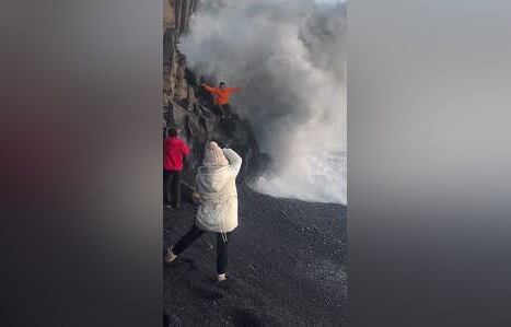 Turista arriesga su vida en peligrosa playa
