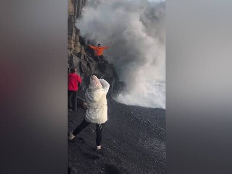 Turista arriesga su vida en peligrosa playa