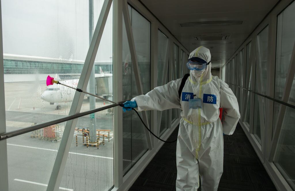 Trabajador desinfecta el aeropuerto de Wuhan al inicio de la pandemia