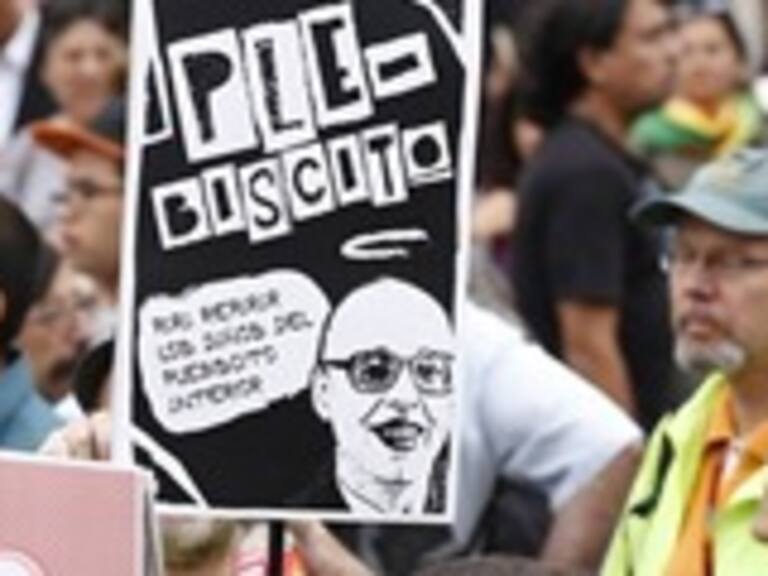 Manifestantes votaron simbólicamente un plebiscito para exigir una nueva Constitución