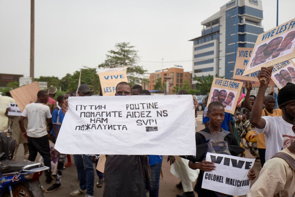 Manifestantes a favor de las fuerzas armadas en Bamako