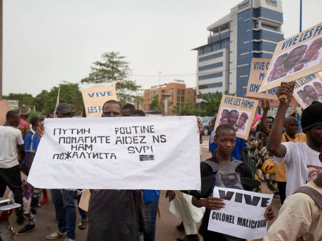 Manifestantes a favor de las fuerzas armadas en Bamako