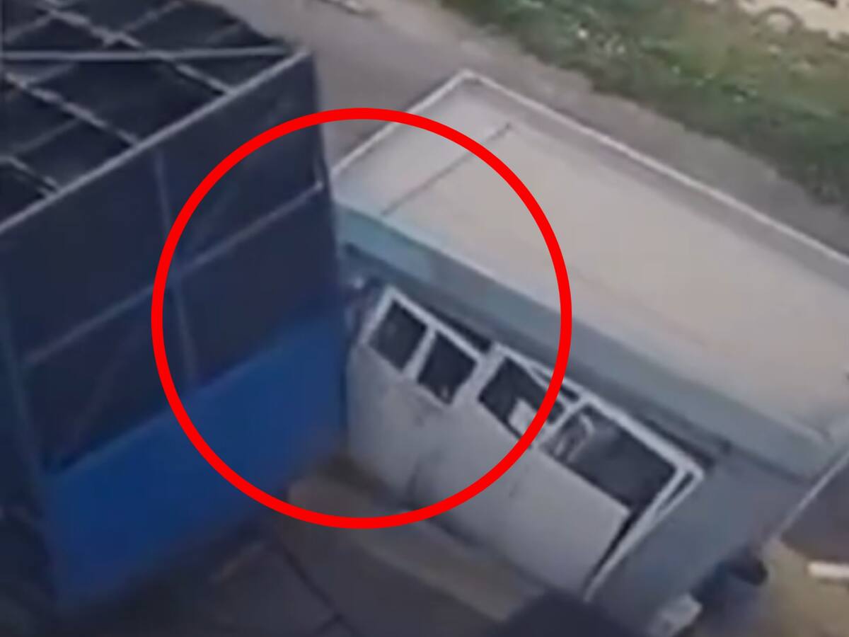 Camioneta y su carga destrozan cabina portuaria