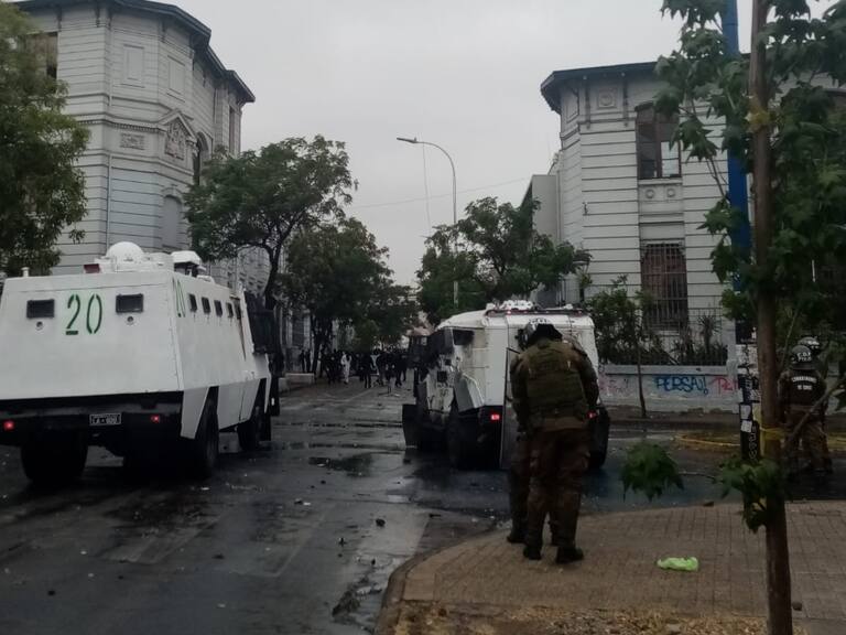 Se registran nuevos incidentes fuera del Liceo de Aplicación: encapuchados lanzan más de 40 bombas molotov