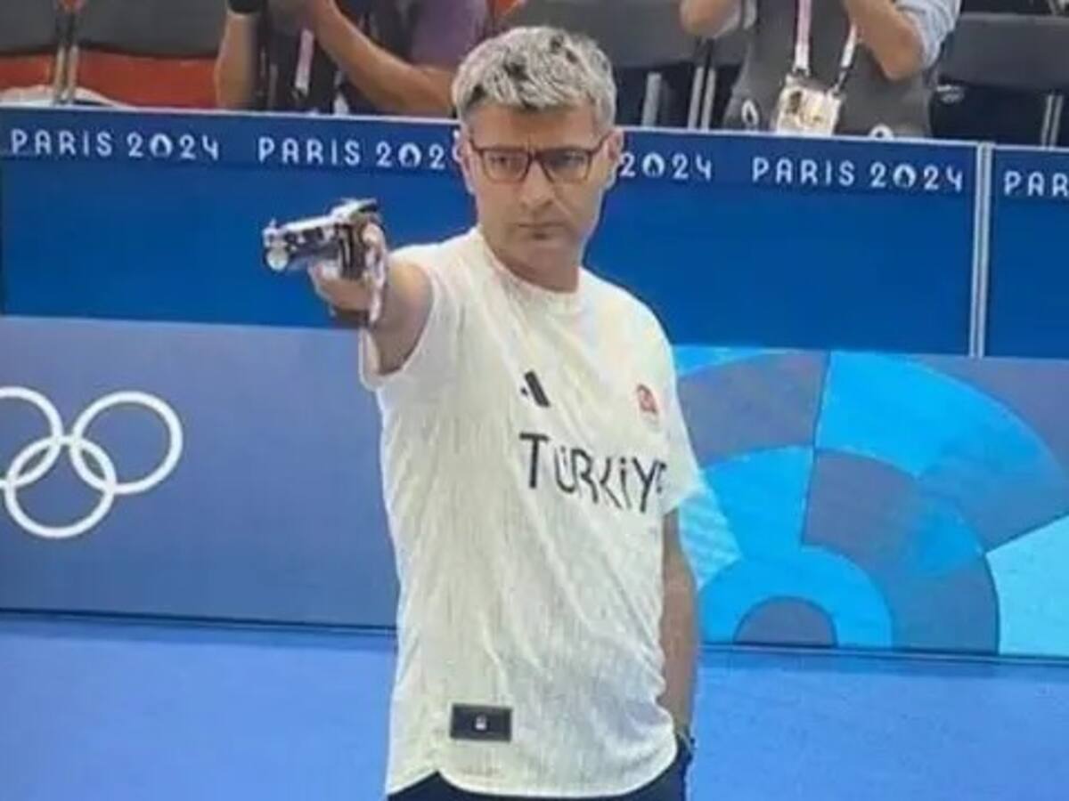 Tirador turco se hace viral en París 2024: ganó medalla con una mano en el bolsillo y sin protección