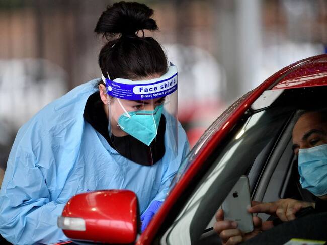 Trabajadora de la salud realiza exámenes PCR del Covid-19 en Sidney